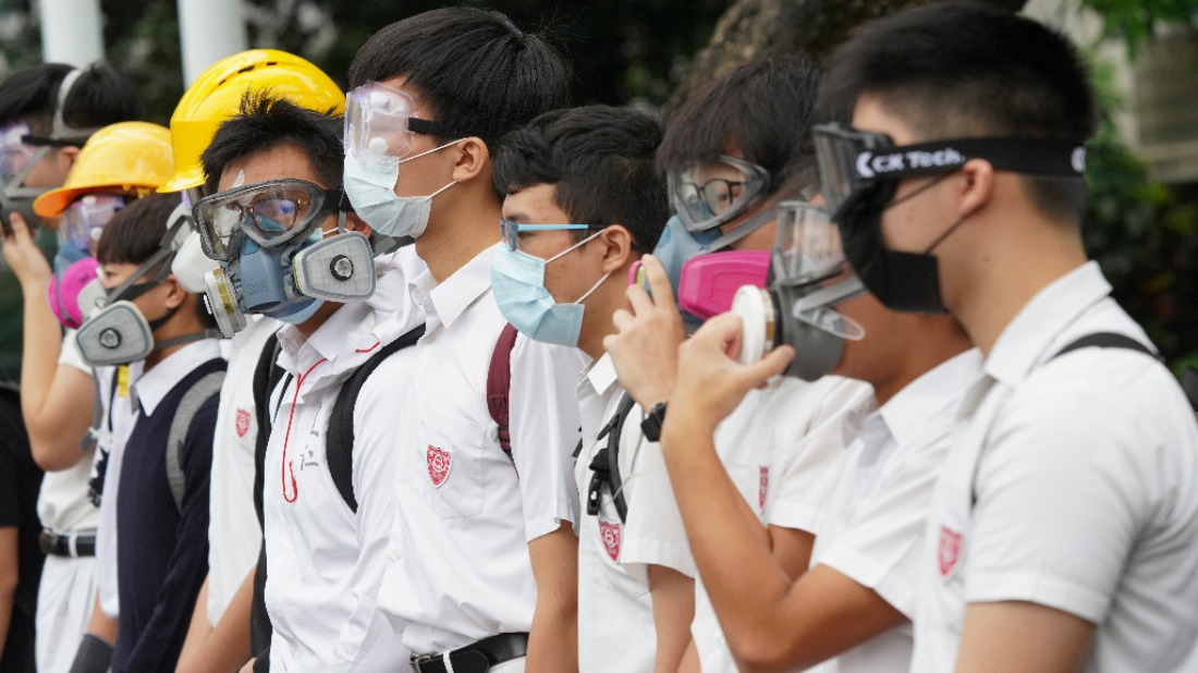 Resultado de imagen para Miles de estudiantes formaron cadenas humanas en diferentes escuelas de Hong Kong