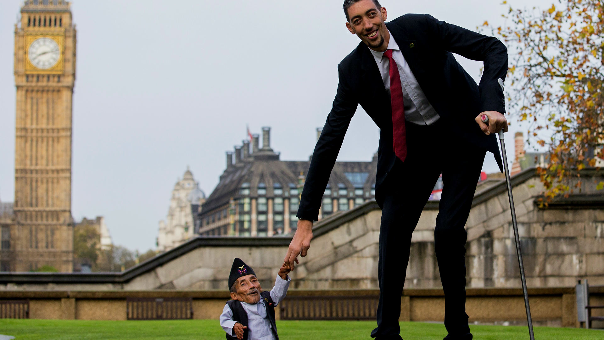 El Hombre M S Alto Del Mundo Y El M S Bajo Toman El Te En Londres El Est Mulo