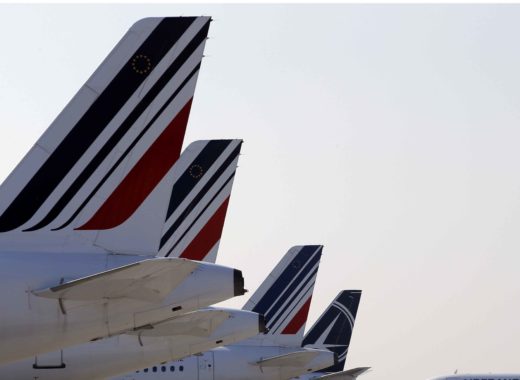 aerolineas piden de rodillas la ayuda de sus pasajeros