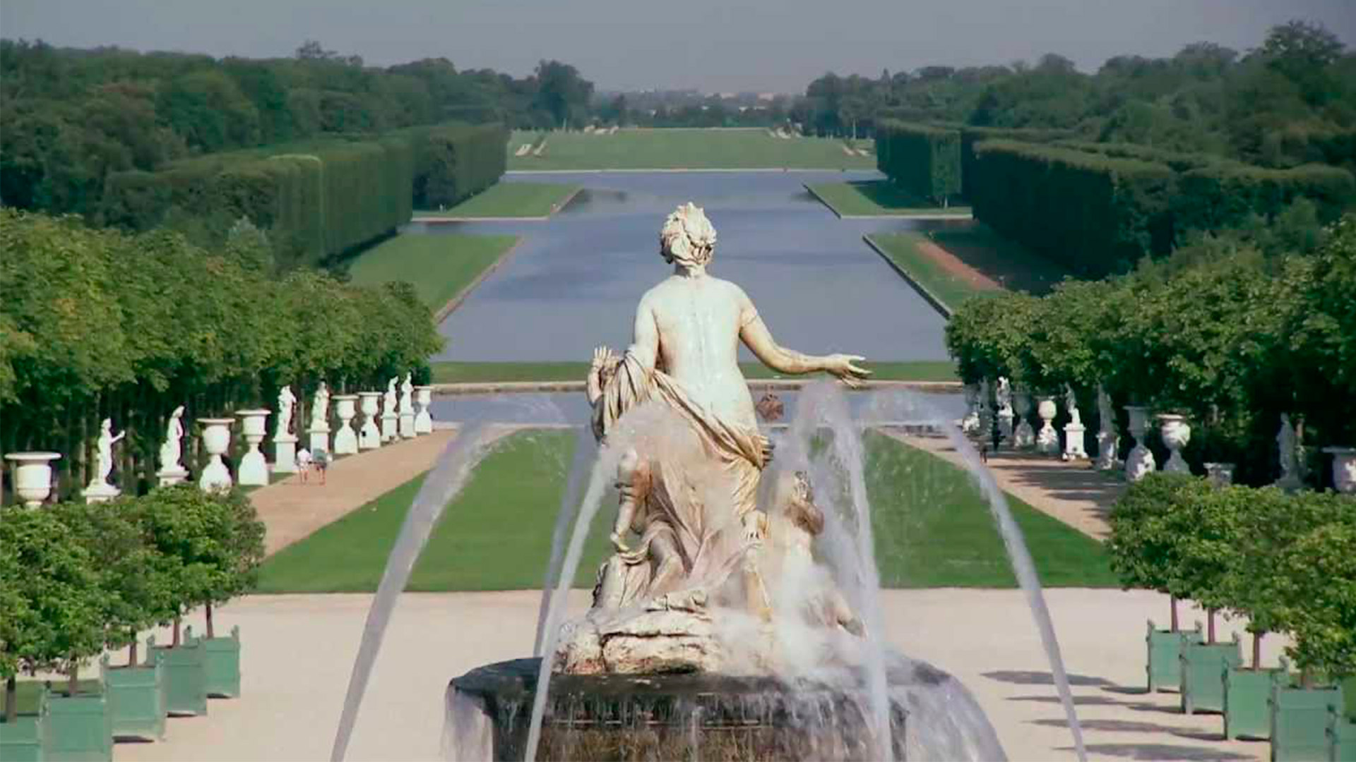 Версаль видео. Версальский дворец статуи. Фонтан Версаль в Париже. Фонтан Латоны Версаль. Парк Версаль в Париже статуя.