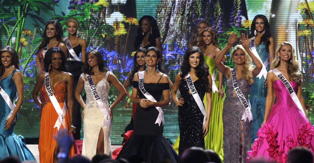 Mujeres de diversas partes del país se disputan el domingo la corona Miss USA, un concurso de belleza con vestidos despampanantes y sensuales trajes de baño