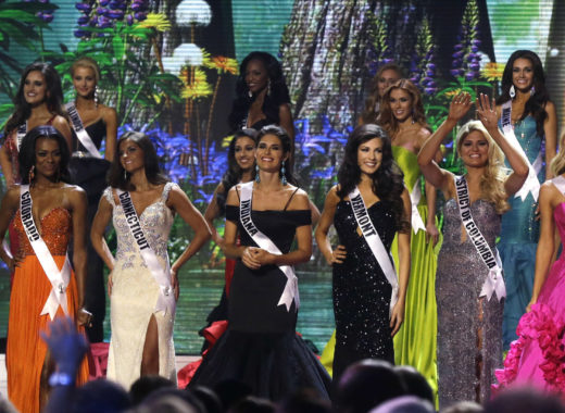 Mujeres de diversas partes del país se disputan el domingo la corona Miss USA, un concurso de belleza con vestidos despampanantes y sensuales trajes de baño