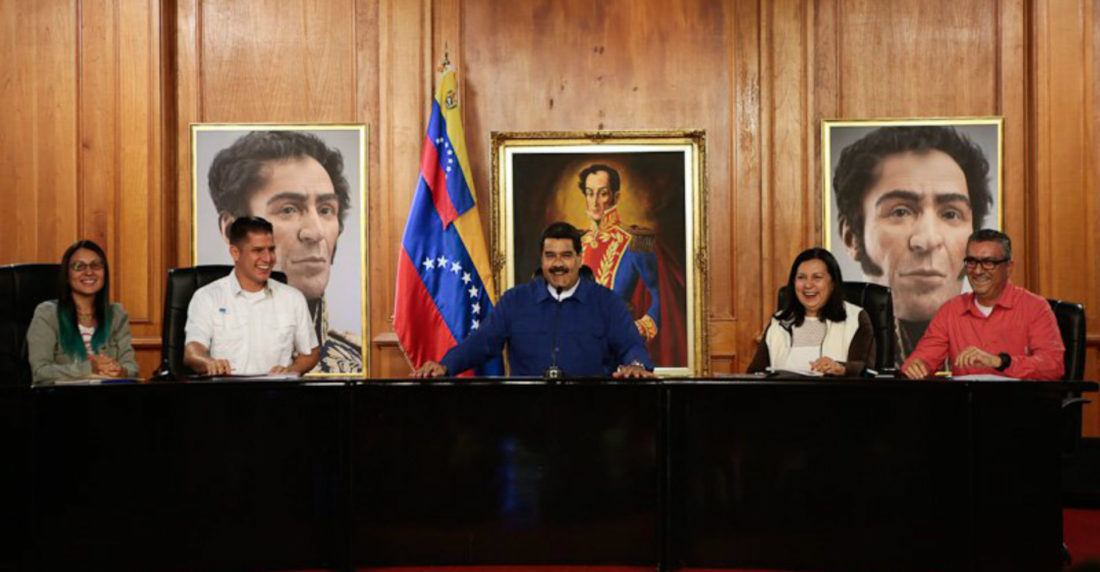 Maduro entrega créditos a jóvenes