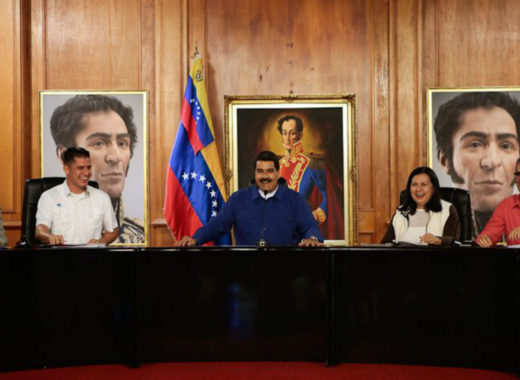 Maduro entrega créditos a jóvenes