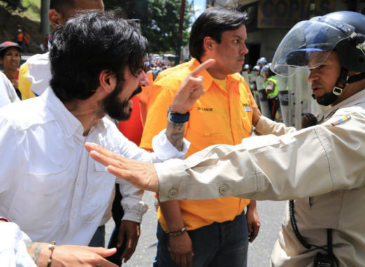 Los diputados Miguel Pizarro y Carlos Paparoni en una protesta