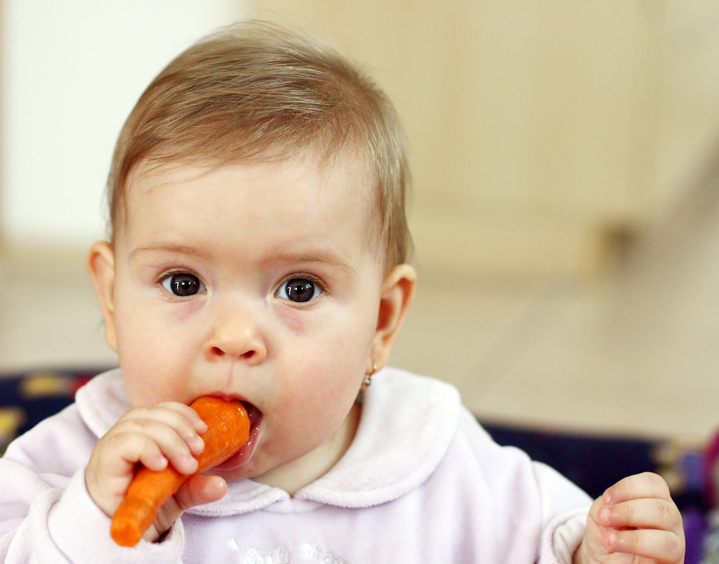 baby-eating-carrot