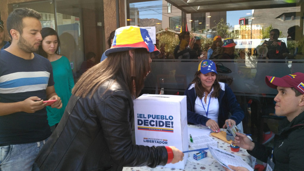 Centenares de venezolanos votan en ciudades de Bolivia en consulta opositora