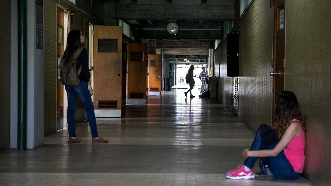 Niños y jóvenes abandonan los estudios en una Venezuela en crisis