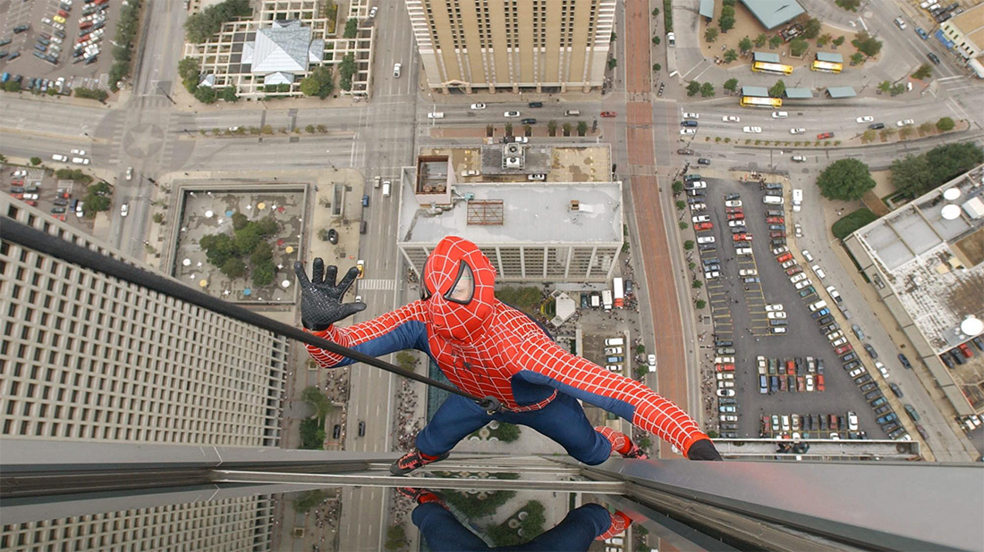 Hombre disfrazado de Spiderman muere al caer cuando intentó sacar una  selfie | El Estímulo