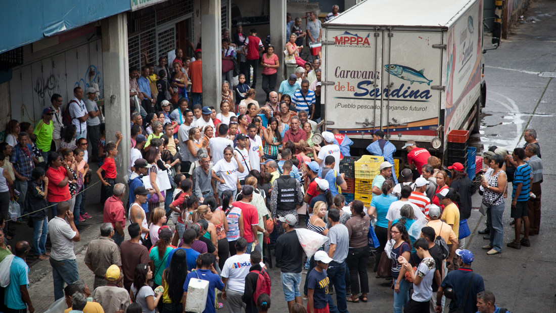 FOTOS Sardinas a Bs 10.000 el kilo provocan marejada en el centro