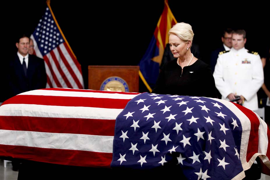 Restos mortales del senador John McCain reposan en el Capitolio de Arizona