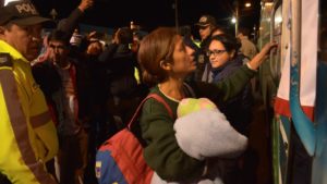 Cientos de venezolanos inician viaje a Perú desde ecuatoriana Tulcán