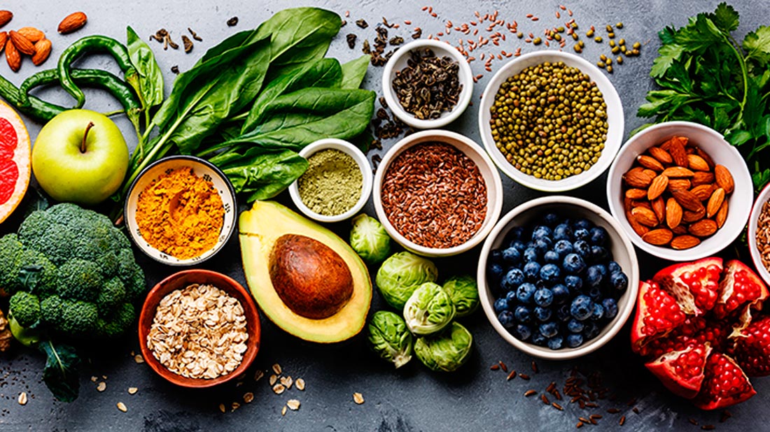 Selección de comida vegana: fruta, vegetales, cereales, semillas, etc.