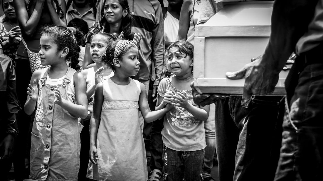 Niños de Venezuela lloran la muerte de un amigo en el J,M De Los Ríos