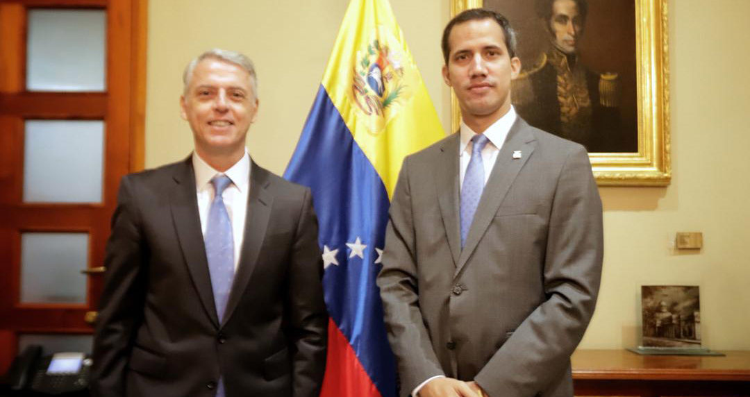 El embajador de Argentina Eduardo Porreti y Juan Guaidó presidente interino de Venezuela