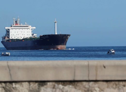 buques petrolero con petróleo