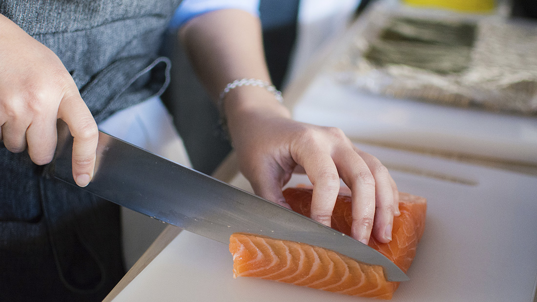 Slicing salmon