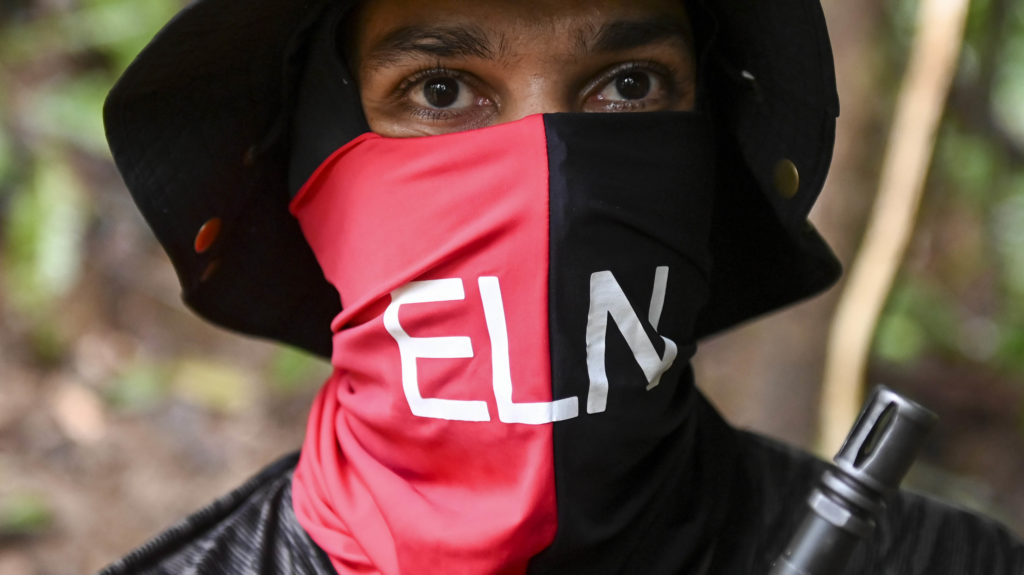 ELN GRUPOS ARMADOS | HRW: Guerrilla y paramilitares imponen ley en la frontera "economía negra"