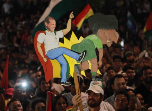 Una imagen del opositor José Luis Camacho patea a Evo Morales