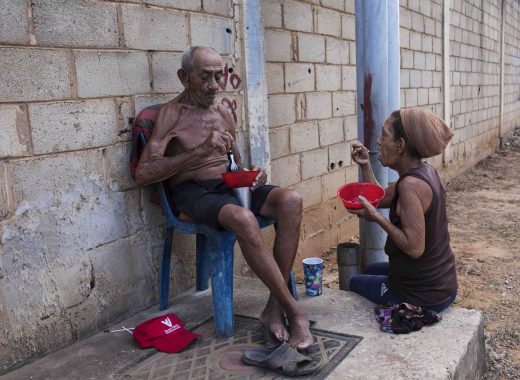 Maracaibo, Venezuela, el 19 de noviembre del 2019. La anciana pareja sobrevive gracias a la caridad ajena.