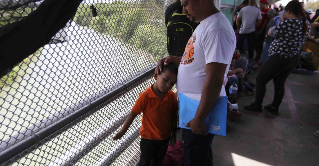 Migrantes esperan que las autoridades estadounidenses abran el paso fronterizo