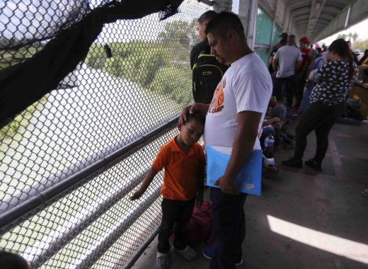 Migrantes esperan que las autoridades estadounidenses abran el paso fronterizo