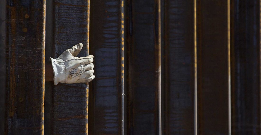 Un constructor estadounidense trabaja en el muro en la frontera entre Estados Unidos y México