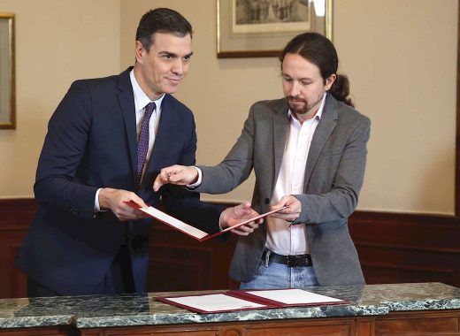 Sánchez (PSOE) firma un acuerdo con Podemos para formar Gobierno en España