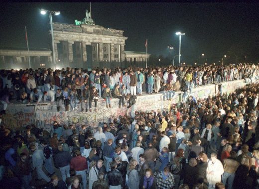 El 10 de noviembre, tras el inicio del colapso del Muro de Berlín la noche del 9 de noviembre de 1989, Salcedo decidió llevar a Stefan al otro lado del muro