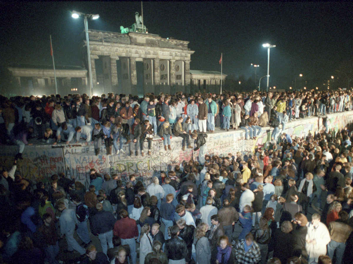 Berlineses orientales en la Puerta de Brandeburgo. 10 de noviembre de 1989. Foto: AFP
