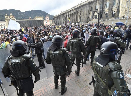 En una semana de manifestaciones contra Iván Duque, el Escuadrón Móvil Antidisturbios (Esmad) concentra la ira de los jóvenes que están en las calles