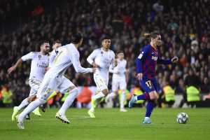 La defensa del Madrid corre tras Griezmann, del Barcelona