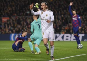 Bale reclama tras una supuesta posición adelantada contra el Barcelona