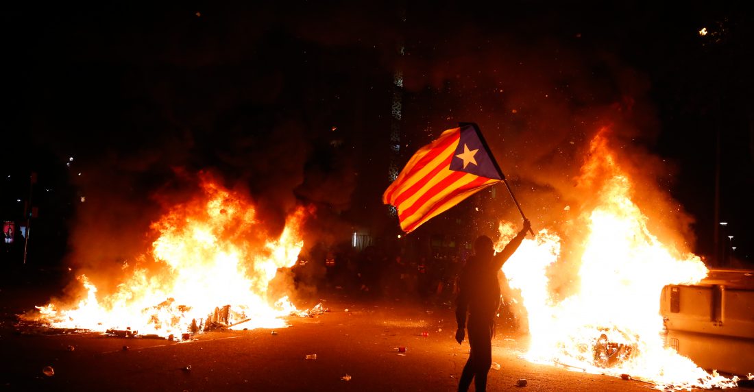 Barcelona estalla en protestas durante el Clásico en el Camp Nou
