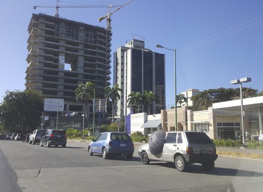 Colas de gasolina en Valencia vuelven con todo y están fuertes