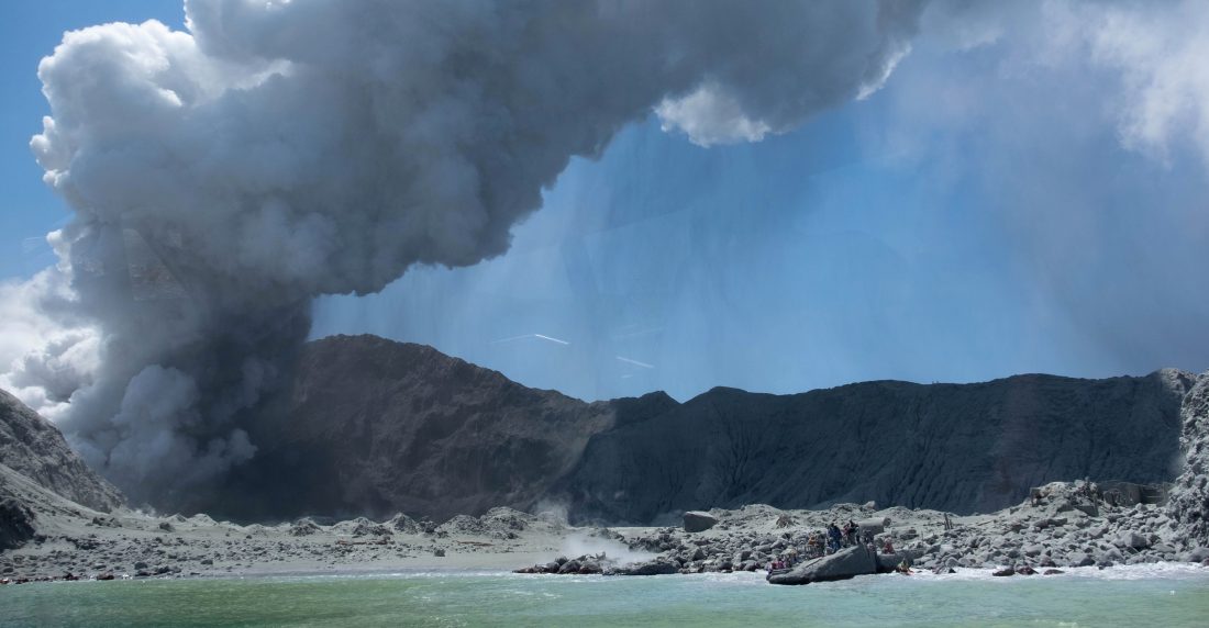 Nueva Zelanda sufre erupción de volcán que dejó 16 muertos
