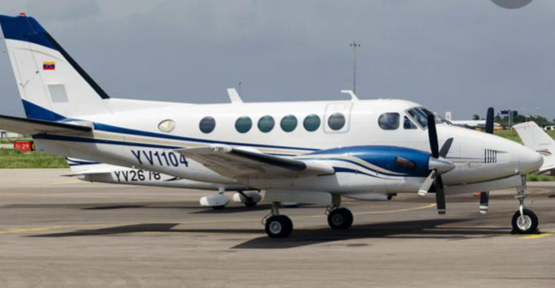 La avioneta Beechcraft 100 King Air con siglas YV1104