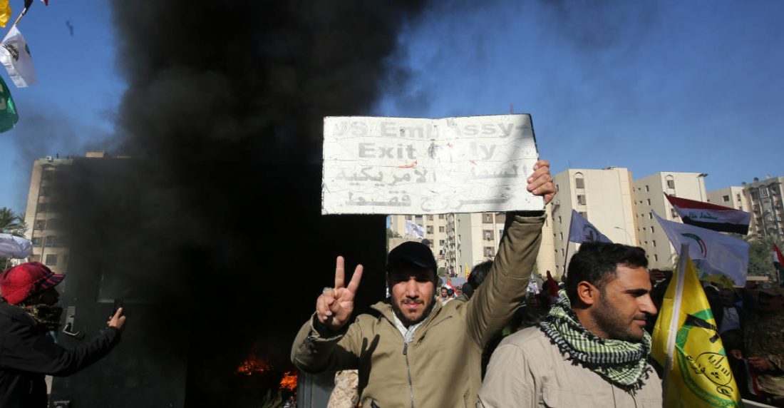 Manifestantes ingresan a embajada de EEUU en Bagdad. AFP