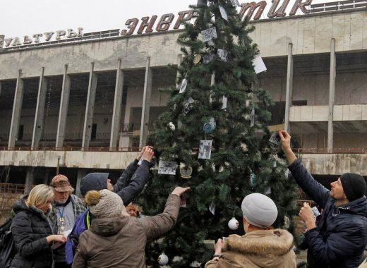 Antiguos residentes de Prípiat viajaron a la ciudad para poner un árbol por primera vez desde el desastre nuclear de Chernóbil en 1986