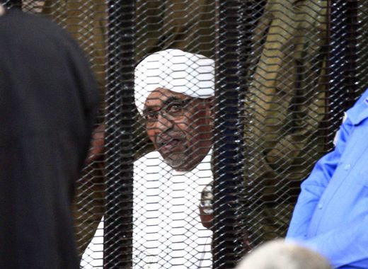 Al Bashir durante su juicio en Jartum