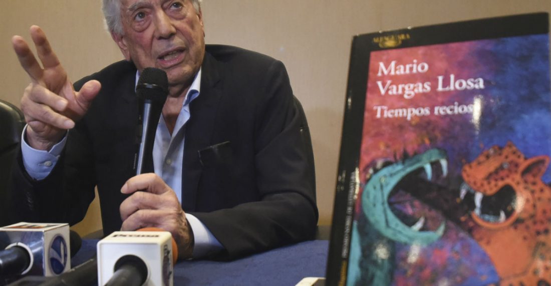 Mario Vargas Llosa presenta su novela "Tiempos recios". AFP