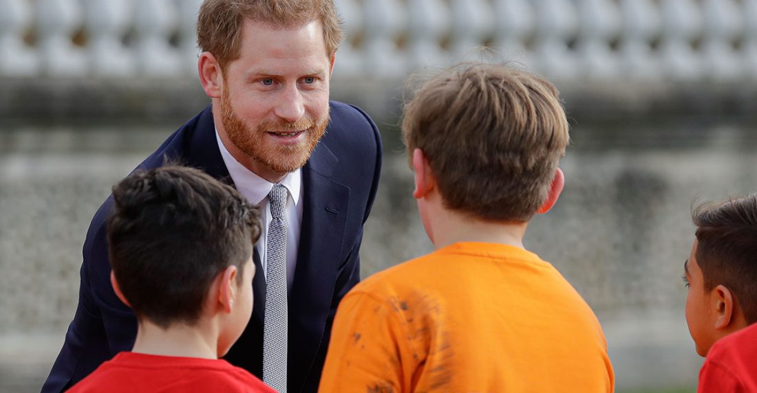 El príncipe Enrique saluda a alumnos de escuelas en los jardines del Palacio de Buckingham, Londres, jueves 16 de enero de 2020.