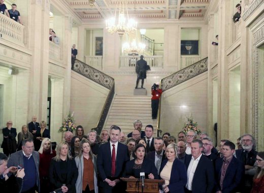 Los legisladores de Irlanda del Norte instalaron el nuevo gobierno en la provincia británica