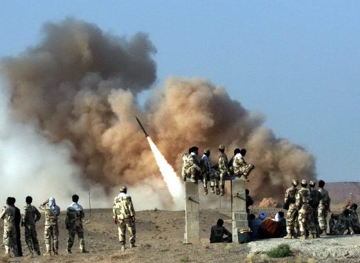 La Guardia Revolucionaria de Irán lanza un misil durante un ejercicio militar en 2011