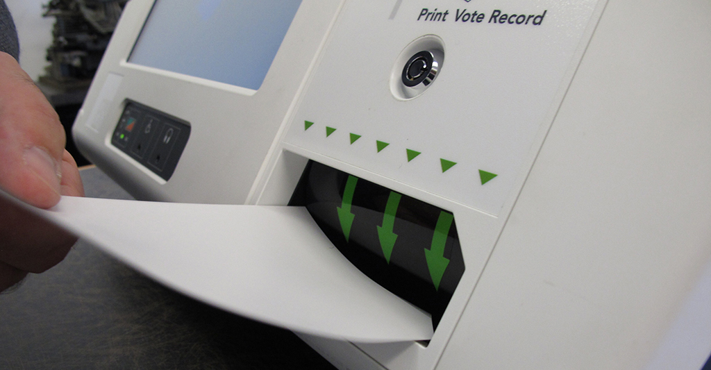 Estadounidenses votan con máquinas en elecciones de 2016