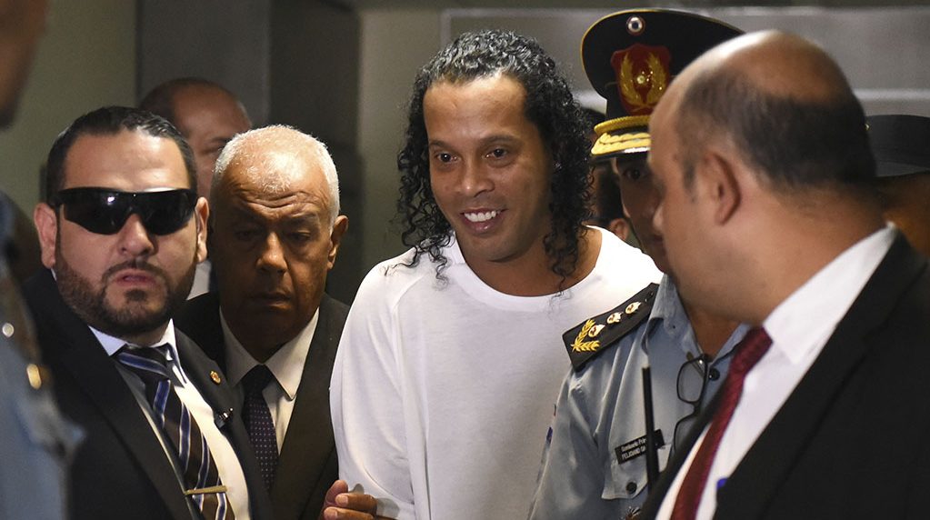 Ronaldinho seguirá en la cárcel