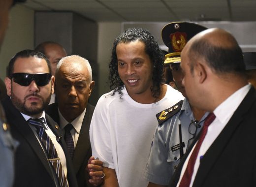Ronaldinho seguirá en la cárcel