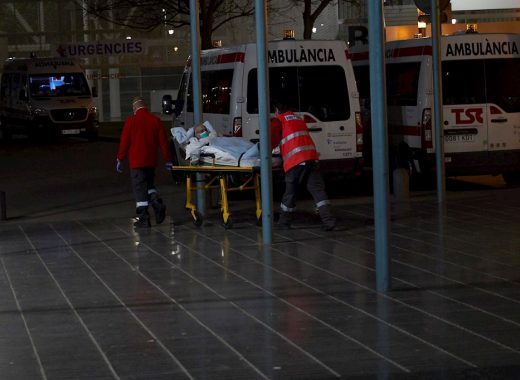 Médicos y enfermeros en España enfrentan el coronavirus como pueden