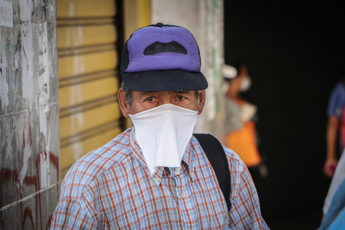 Caracas Muchas personas hacen sus propios tapabocas o mascarillas . OMS