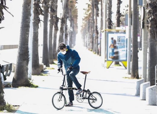 Una persona monta en bicicleta en el paseo marítimo de Barcelona, este martes, cuando se cumple el decimo día del estado de alarma decretado por el Gobierno por la pandemia de coronavirus. EFE/Alejandro García hay que seguir alertas